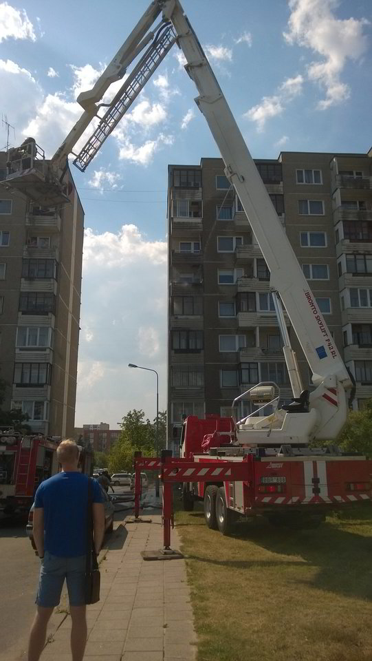 Devintajame aukšte esantį balkoną ugniagesiai pasiekė keltuvu.
