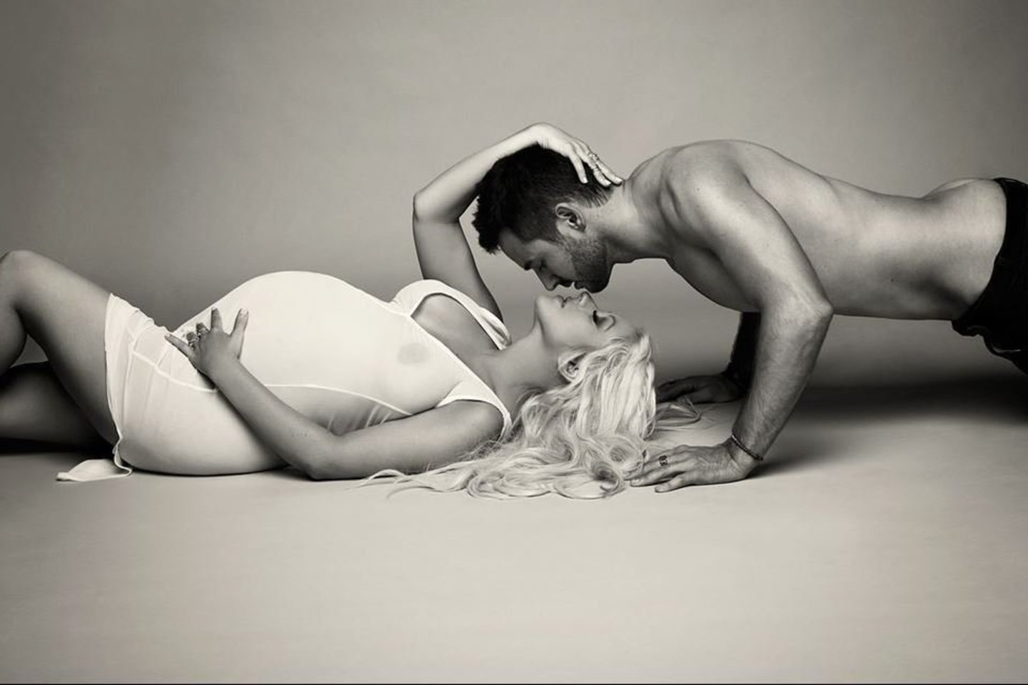 Ch.Aguilera nusimetė visus drabužius, kad pademonstruotų savo papilnėjusio kūno formas žurnalo „V“ plakatui.<br>„vmagazine“ nuotr.