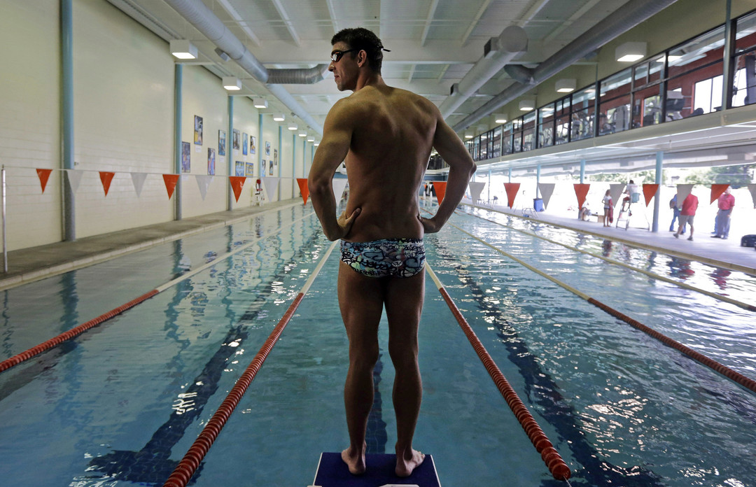 M.Phelpsas demonstruoja gerai ištreniruotą kūną.<br>AP nuotr.