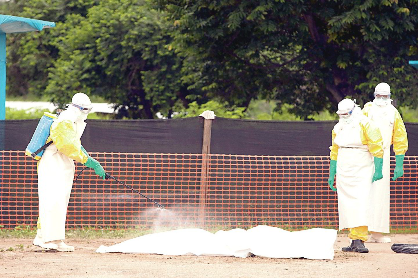 Ebolos hemoraginės karštligės aukas medikai stengiasi kuo greičiau dezinfekuoti, kad mirtina liga nepasklistų toliau. Bet sustabdyti užkrato kol kas nepavyksta.
