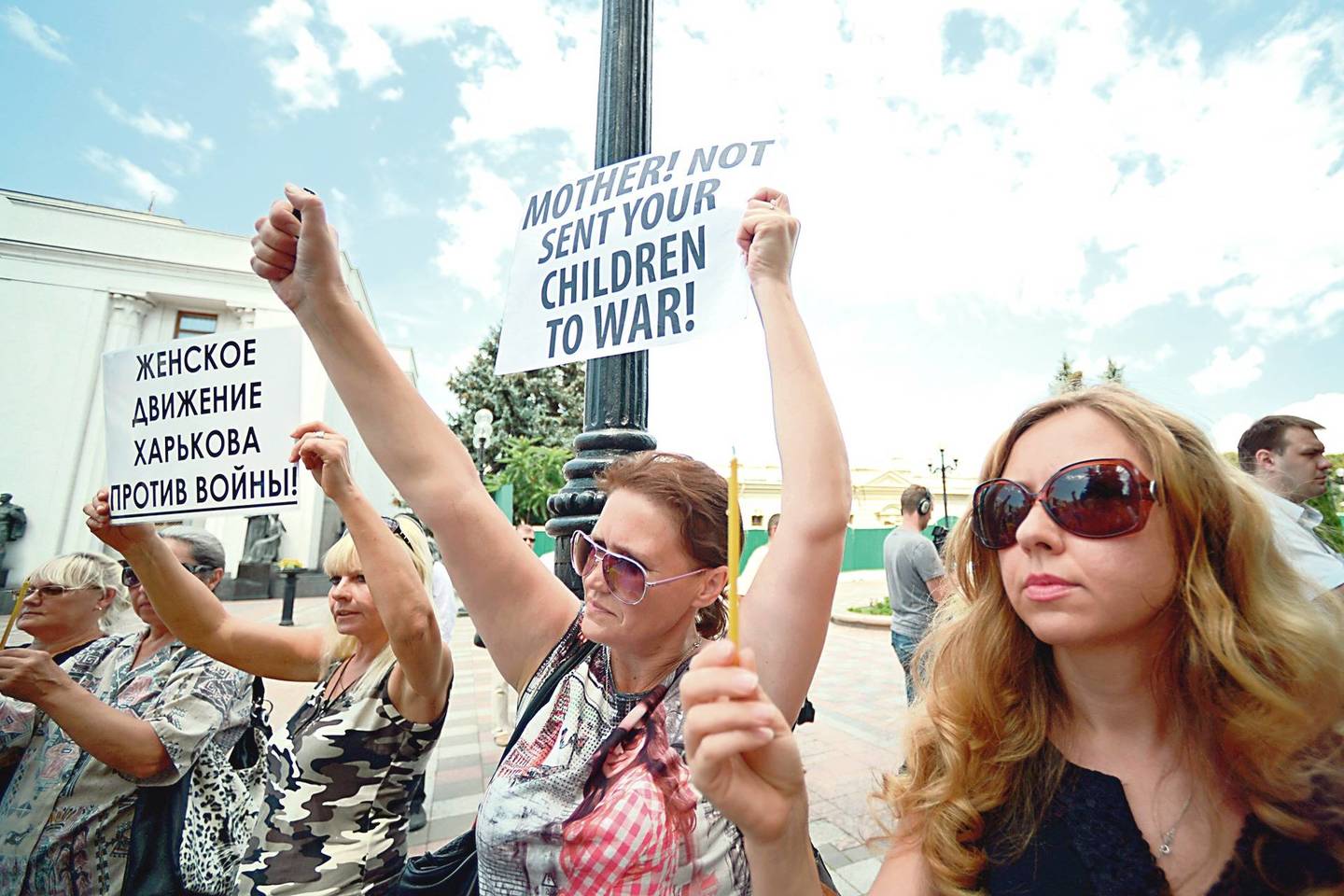 Kijevo centre jau pasirodo demonstrantų, raginančių nevykti kariauti į liepsnojančius Ukrainos rytus. Savo ruožtu į batalionus besiburiantys savanoriai (nuotr.) gali sukelti problemų grįžę.