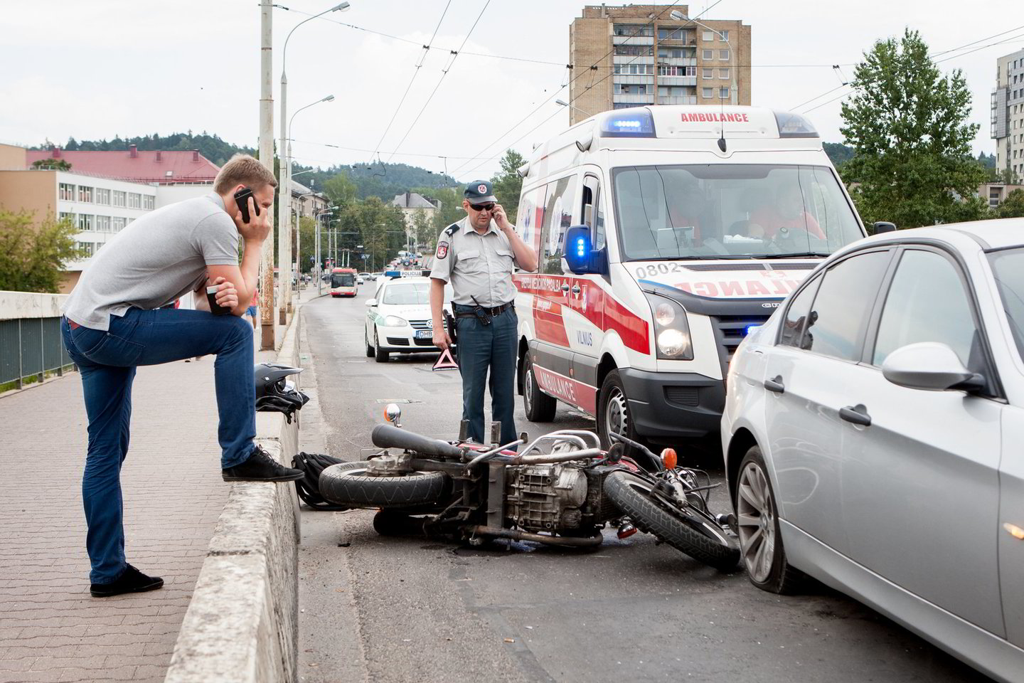 Į BMW galą atsitrenkusiam motociklininkui prireikė medikų pagalbos.