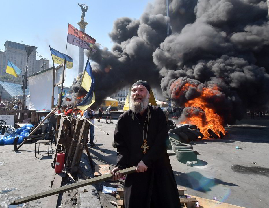 Įvykių įkarštyje - ortodoksų bažnyčios dvasininkas.<br>AFP nuotr.