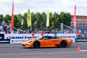 Minske susigrūmė tūkstančius AG slepiantys superautomobiliai