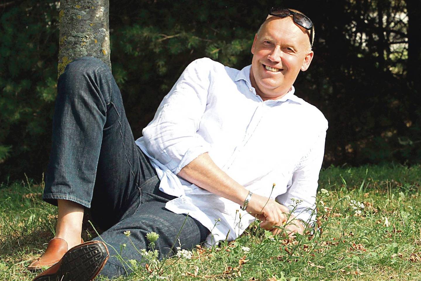 Per karščius, kurie kepino Lietuvą pastarosiomis savaitėmis, R.Kurtinaitis džiaugėsi vėsa ąžuolų apsuptoje sodyboje prie Žalvio ežero.