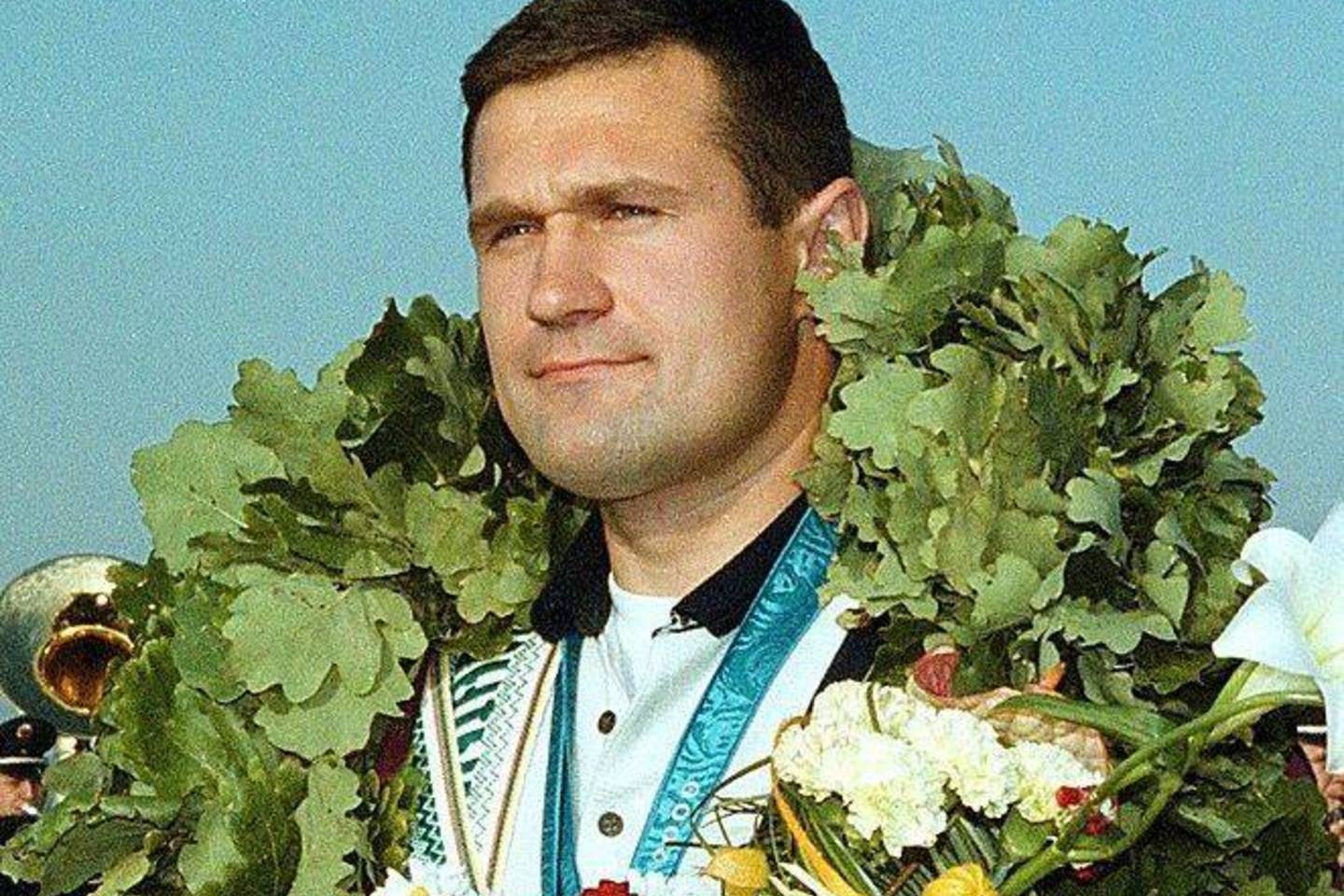 2000-ieji. Iš Sidnėjaus, kur tapo olimpiniu čempionu, grįžęs V.Alekna Vilniaus oro uoste.