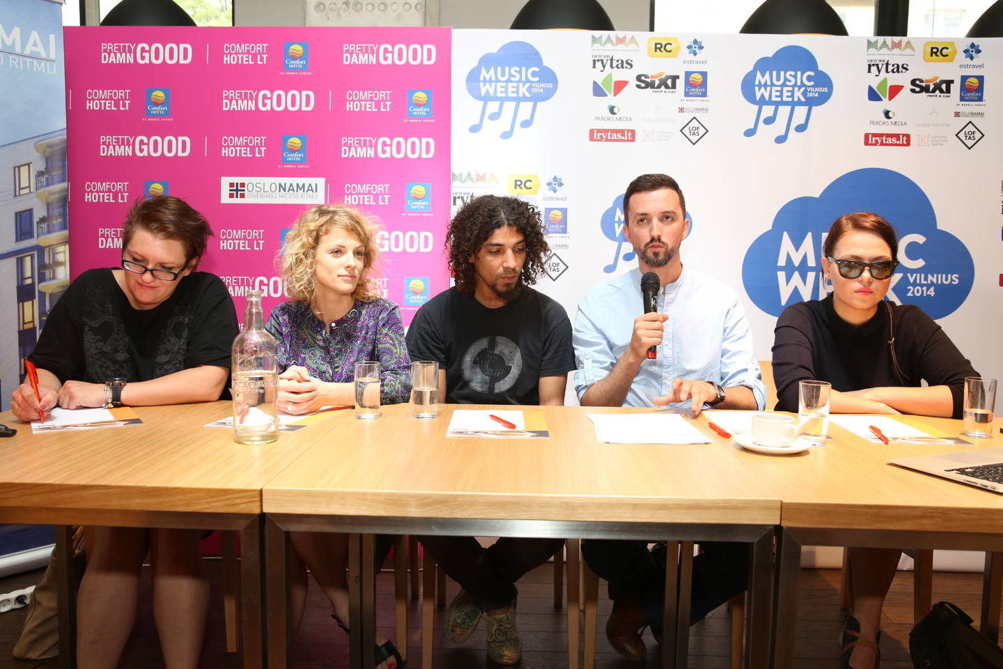 Iš kairės Viešųjų ryšių vadovė Jurga Klimaitė-Riebling, Živilė ir Viktoras Diawaros, Vilniaus muzikos savaitės programų koordinatorius Lauras Lučiūnas ir Justė Arlauskaitė-Jazzu.