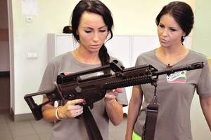 Automatai ir granatos – žinomų moterų rankose