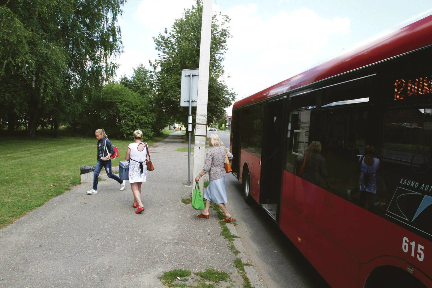 Aleksotiškiai laukti viešojo transporto priversti stotelėse be stoginių ir suolų.