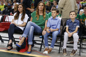 Vyrus Kaune palaikė ir brolių Lavrinovičių žmonos su sūnumis