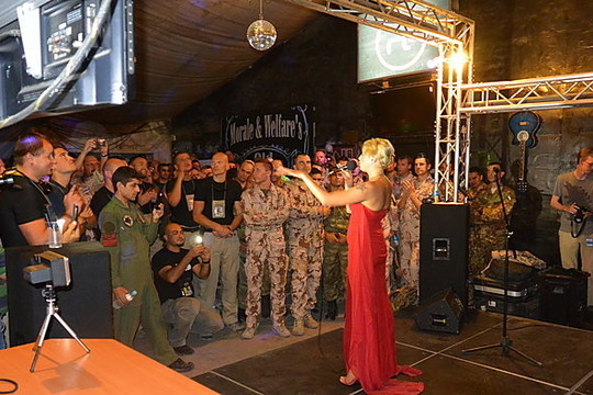 „X Faktoriuje“ sužibėjusi Andžela surengė koncertą Afganistane