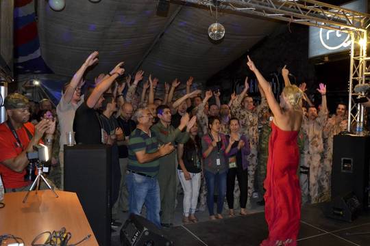 Afganistane kariams koncertavo Anžela iš Lietuvos