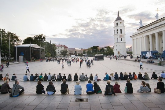 Spektaklio dalyviai 1,5 valandos savo gyvenimo patiki mašinai