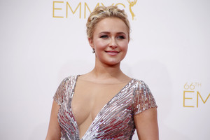 Gili nėščios H. Panettiere suknelės iškirptė: gražu ar vulgaru?