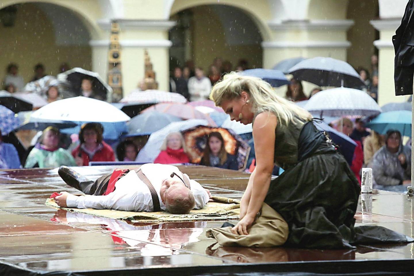 Praėjusią savaitę Vilniuje debiutavusi 10-oji lietuviška operos kompanija „Artis Opera“ bandė įrodyti, kad brangiajam meno žanrui gali nereikėti nei teatro sienų, nei rekvizito. Tokiu atveju jam netrukdo net užklupęs lietus.<br>R.Danisevičiaus nuotr.