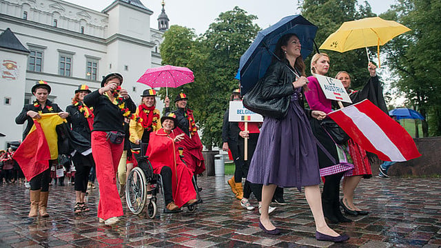 Vilniaus senamiestį praskaidrino pasaulio moterų eisenos spalvos