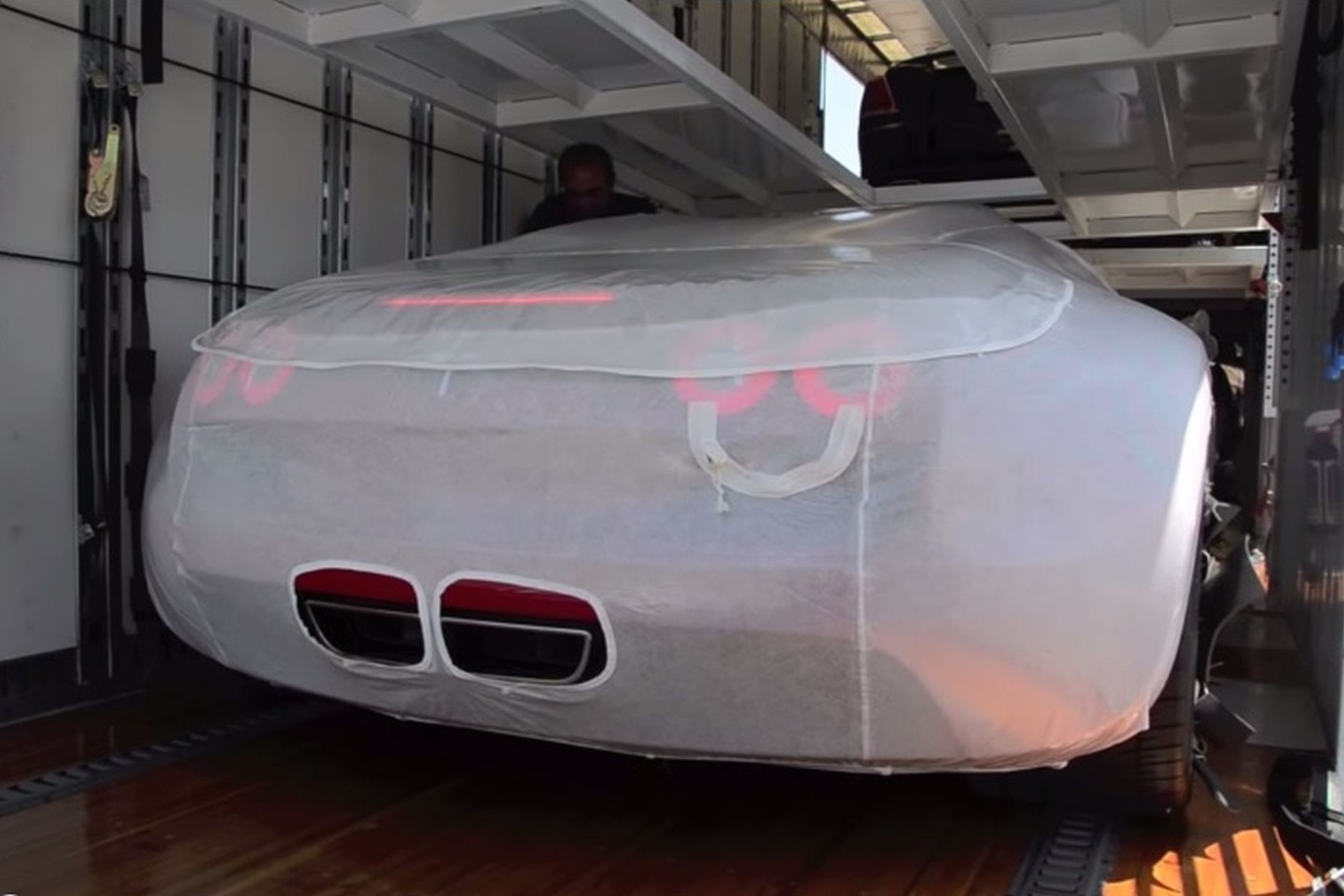 Specialiu audeklu apgaubtas „Bugatti Veyron Grand Sport Vitese“<br>Youtube.com nuotr.