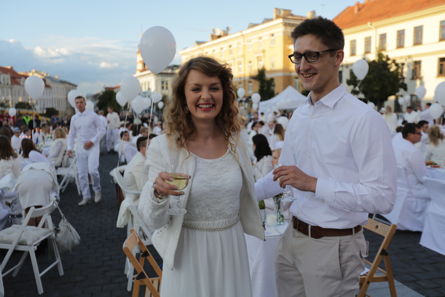 Rugpjūčio 29-ąją į Vilniaus Rotušės aikštę sugužėjo šimtai balta spalva pasidabinusių svečių.<br>Vidmanto Balkūno nuotr.