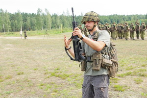 L. Pobedonoscevas jau gali saugoti tėvynę - išmoko šaudyti