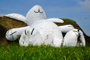 Didžiulė guminė antis turi konkurentą – milžinišką baltą kiškį