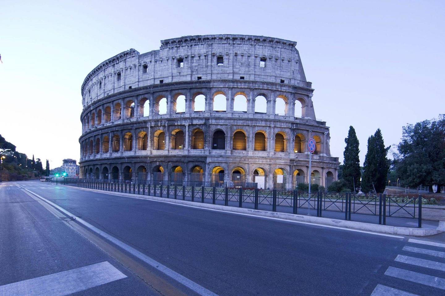 Kasmet Italijos sostinę aplanko apie 12 mln. žmonių.