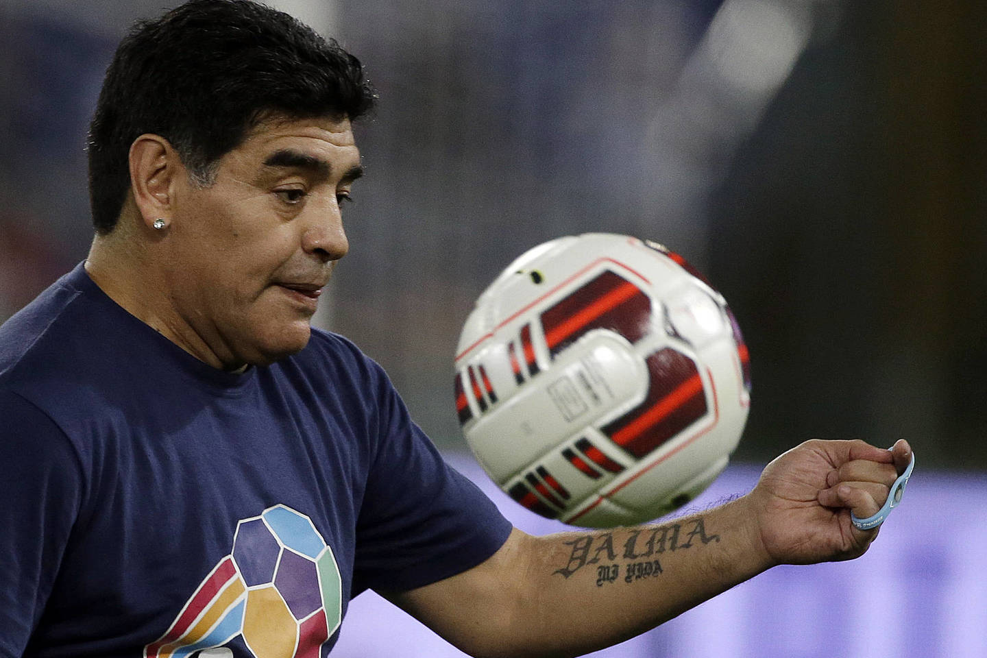 D.Maradona atliko rezultatyvų perdavimą.