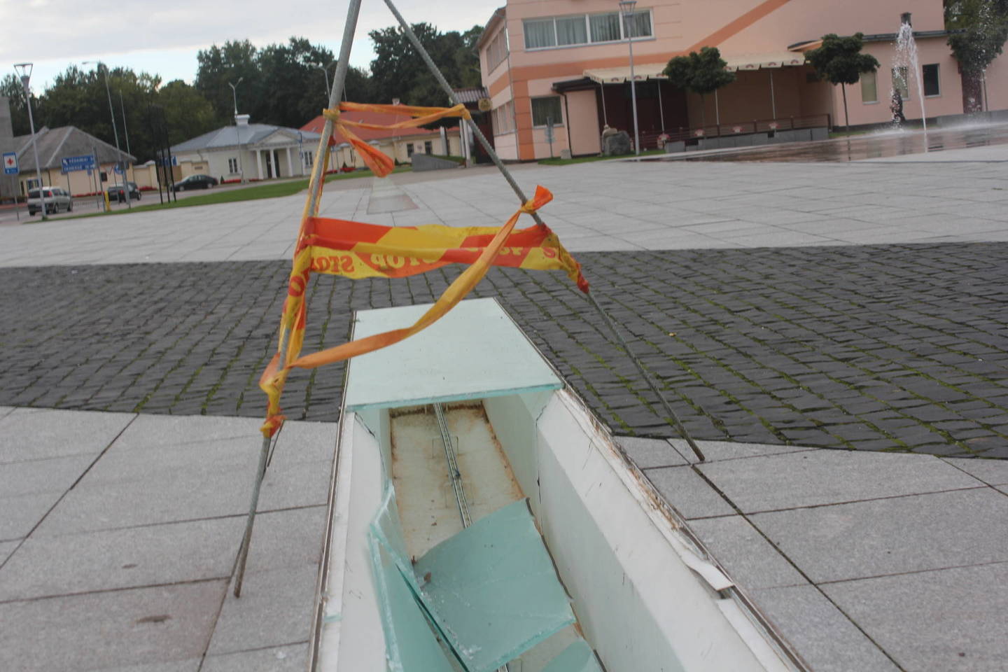 Vandalai Jonavos centre sudaužė stiklinį taką.