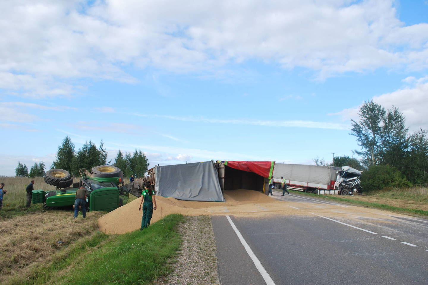 Panevėžio rajone susidūrus vilkikui ir traktoriui ant kelio išbyrėjo kelios tonos grūdų.