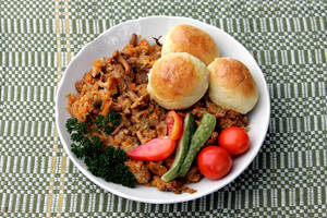 Dzūkiška kopūstų, morkų ir voveraičių mišrainė