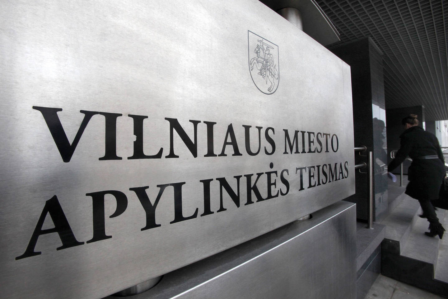 Vilniaus apylinkės teismas penktadienį pareigūnui dar trims mėnesiams pratęsė laikiną nušalinimą nuo pareigų.