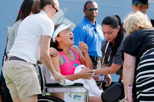„US Open“ pusfinalis: kinė išgabenta neįgaliojo vežimėliu