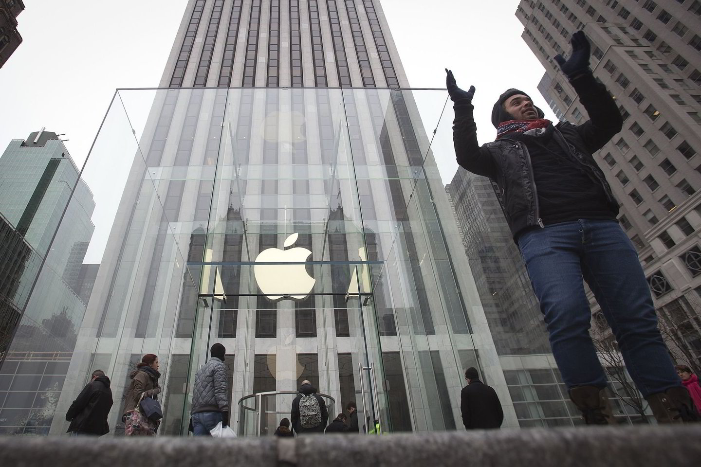 Prestižinė „Apple“ parduotuvė Niujorke – tradicinė gerbėjų laukimo vieta.