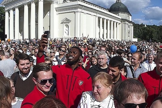 Bendroje vilniečių nuotraukoje – garsenybių veidai