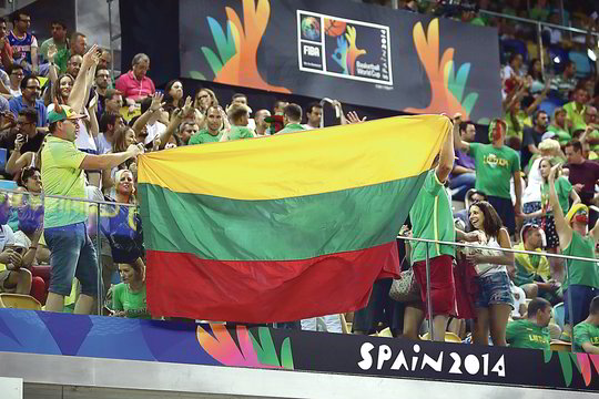 Stebėti Lietuvos rinktinės rungtynių į Gran Kanariją buvo atvykę apie 3 tūkstančius aistruolių iš Lietuvos, o lietuvišką atmosferą Las Palmaso arenoje kūrė ir „Leader Dance“ šokėjos iš Klaipėdos.