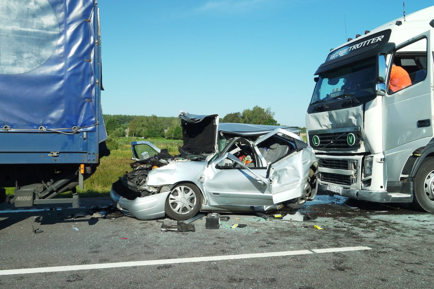 Netoli Lietuvos ir Lenkijos pasienio susidūrė trys sunkvežimiai ir du lengvieji automobiliai, buvo sužalota Belgijoje gyvenančių lietuvių pora.