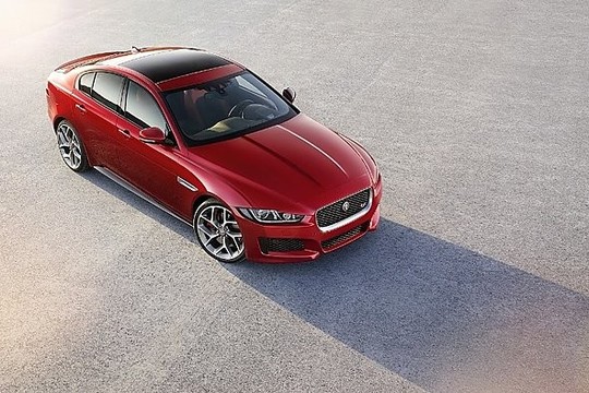 Londone oficialiai pristatytas „Jaguar XE“ sedanas