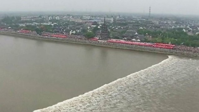 Qiantang upės žiotyse nufilmuota įspūdinga banga