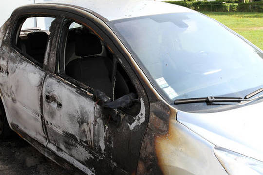 Nepilnamečiai Kaune degino mašinas