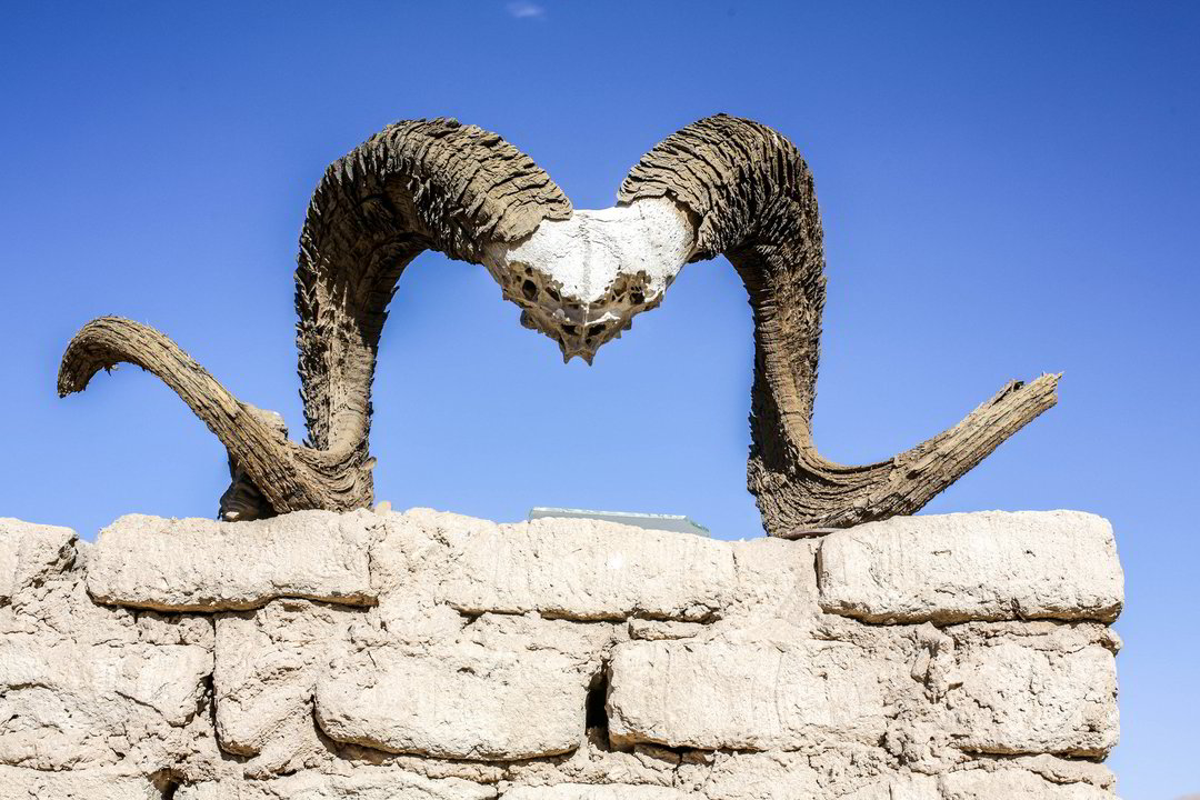 Šventas vietas ir kapines kalnuose gyvenantys tadžikai pagerbia laukinio ožio kaukolėmis su ragais.<br>V.Balkūno nuotr.