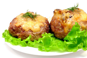 Sotūs pietūs - kotletai su voveraitėmis (receptas)