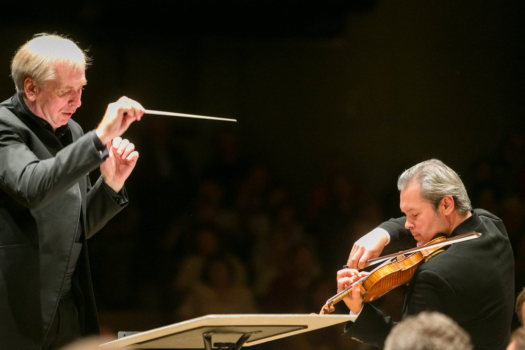 G.Rinkevičiaus vadovaujamas Lietuvos valstybinis simfoninis orkestras naują sezoną pradėjo koncertu, kuriame griežė smuikininkas V.Repinas (dešinėje).<br>T.Bauro nuotr.