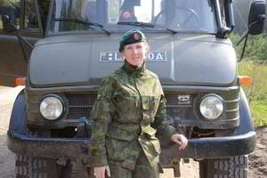 Smulkaus sudėjimo merginai karinis „Unimog“ yra „lengvutis“