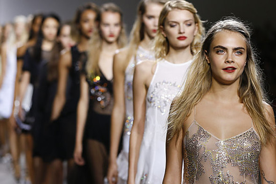 Garsioji C. Delevingne – naujos „Topshop“ kolekcijos pristatyme