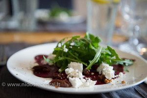 Rudens gėrybių užkandis – burokėlių karpačas su riešutais