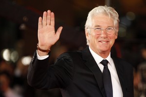 65-ąjį gimtadienį atšventęs Richardas Gere'as mėgaujasi meile