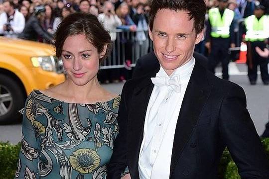 Eddie Redmayne'as planuoja romantiškas baltas vestuves