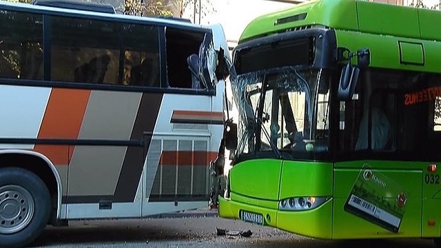 Po troleibuso smūgio į autobusą – penki sužaloti keleiviai