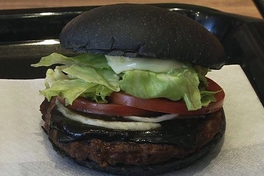 Juodas kaip anglis burgeris – kulinarijos šedevras