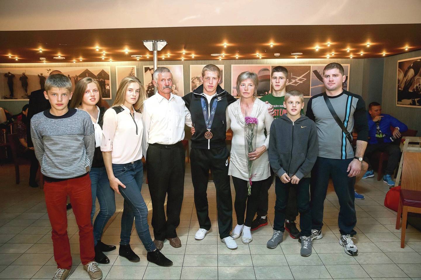 Pasveikinti pasaulio čempionato medalį iškovojusio sūnaus Edgaro į Vilnių buvo atvykusi visa gausi Venckaičių šeima: ne tik tėvai, bet ir 5 broliai bei 4 seserys.<br>T.Bauro nuotr.