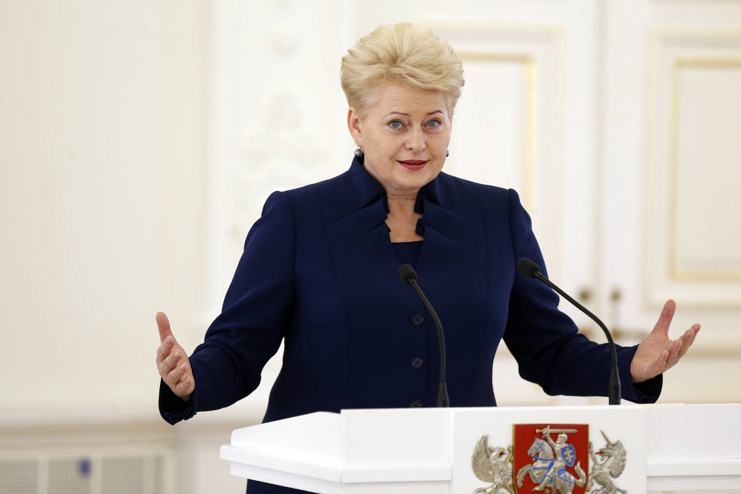 Prezidentė D.Grybauskaitė pasirašė teikimą.<br>M.Kulbio nuotr.